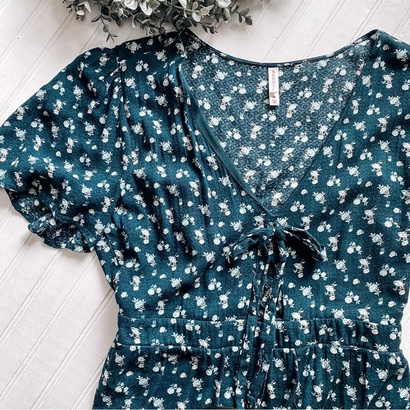 Xhilaration Dresses & Skirts - Xhilaration Short Sleeve Teal Floral Dress Size Medium